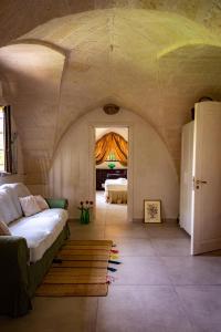 普尔萨诺Antica Casina B&B di Charme的带一张床的房间和一间带两张床的房间