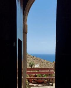 皮肖塔La Casa sul Blu Albergo Diffuso的从窗口可欣赏到长凳和大海的景色