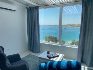 KrotiriKrios Luxury Suites的客厅设有海景大窗户