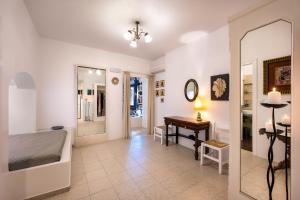 卡马利Moschatos Beach House的客房设有镜子、桌子和书桌
