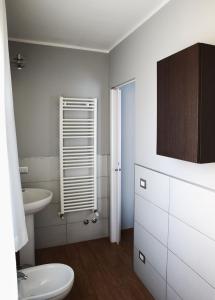 Borghetto LodigianoCasa Jomi b&b Borghetto Lodigiano的浴室配有白色卫生间和盥洗盆。