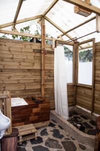 拉维加Yátaro Refugio Glamping的浴室拥有木质结构,设有卫生间。