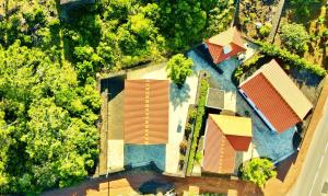 Santa LuziaYes Pico的享有红色屋顶房屋的顶部景色