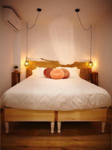 兰卡Amb encant i estil Mediterrani en zona tranquilla de Llançà i amb terrassa的一间卧室配有一张带两个枕头的床