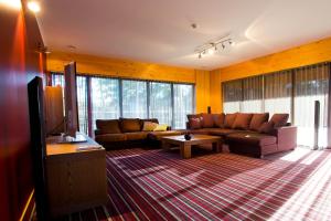 Dirhami迪拉姆旅馆的带沙发和电视的客厅