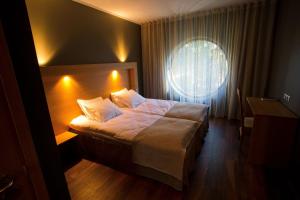 Dirhami迪拉姆旅馆的酒店客房设有一张带窗户的床。