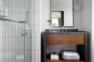 沃思堡Kimpton - Harper Hotel, an IHG Hotel的一间带水槽和镜子的浴室