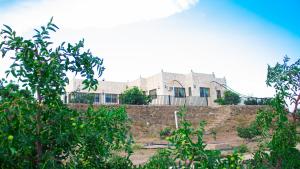 阿尔莎法فيلا الشفا الجبلية Al Shafa Villa的石墙顶上的建筑物