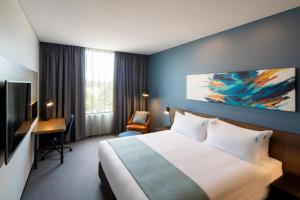 圣玛丽斯悉尼圣玛丽斯假日酒店的酒店客房设有一张床、一张书桌和一台电视机。