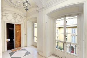 罗马The Babuino - Luxury serviced apartment的一间空房间,有门窗