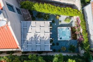 苏提万Villa Stone Pearl的享有花园的顶部景致,设有游泳池
