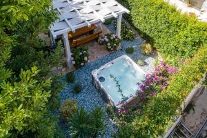 苏提万Villa Stone Pearl的享有花园的顶部景色,设有游泳池和长凳
