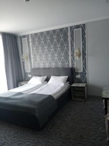 伊万诺-弗兰科夫斯克Mon Ami Hotel的一间位于酒店客房内的带大床的卧室