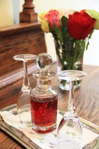 斯泰伦博斯埃弗格林旅馆的玫瑰花桌上的玻璃香水瓶
