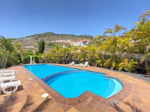 丰卡连特德拉帕尔马Villa Colon的一个带椅子的游泳池,一个度假胜地