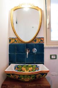 巴勒莫DAI MORI的一间带镜子和水槽的浴室