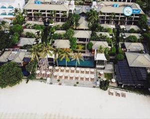 查汶Sareeraya Villas & Suites的享有带游泳池的度假村的空中景致