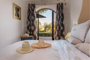 索维拉Absolu Beldi Essaouira的一间卧室,配有一张带两顶帽子的床