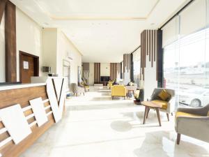 艾卜哈The Palace Hotel Suites - Al Badea的大厅,带桌椅的建筑