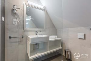 波普拉德TATRA SUITES Boutique Suites Deforte Star View 301的一间带水槽和镜子的浴室