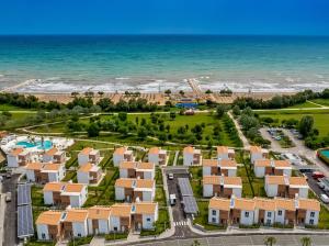 卡奥莱Pareus Beach Resort的海滩附近度假村的空中景致