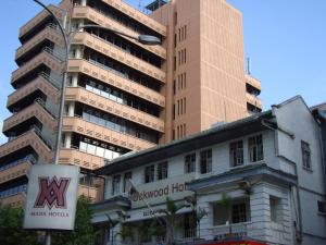 内罗毕奥克伍德酒店 的一座高楼前有标志的建筑