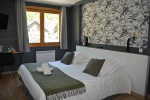 穆捷Cit'Hôtel le Welcome的卧室配有一张大白色床和窗户