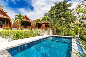 珀尼达岛Kelingking Mesari Villa and Spa的房屋前游泳池的图像