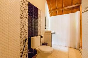 珀尼达岛Kelingking Mesari Villa and Spa的一间带卫生间和瓷砖墙的浴室