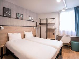 阿维尼翁南阿维尼翁宜必思酒店的酒店客房设有一张大床和一张书桌。