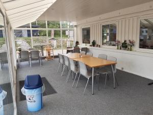 乌尔夫堡Rejkjær Camping Hytter & Lejligheder的庭院配有桌椅和垃圾桶
