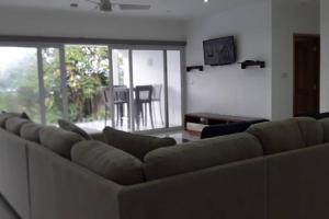 马埃岛贝拉扎尔区Baie Lazare View的客厅配有绿色沙发和电视