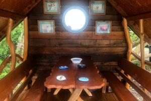 MuffRiver View Log Cabin Pod - 5 star Glamping Experience的小屋内带窗户的桌子
