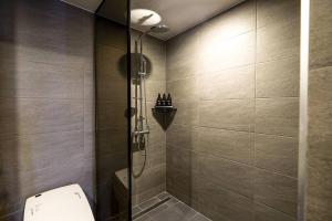 NamyangjuNamyangju Aone Hotel的设有带卫生间的浴室内的淋浴间