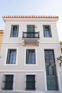 雅典Acron Athens的白色的建筑,上面设有阳台