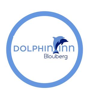 布鲁堡史特兰Dolphin Inn Blouberg的圆环标志中的海豚