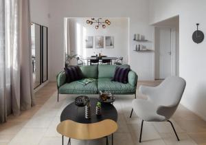 佛罗伦萨BB Hotels Aparthotel Collection Il Michelangelo的客厅配有绿色沙发和桌子