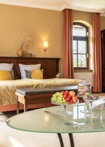 Marxen林登霍夫乡村旅馆的一间房间,配有一张床和一张桌子,上面有水果
