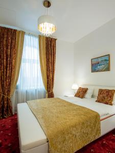 里加古腾堡酒店的一间卧室设有两张床和窗户。