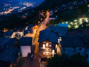 奥斯塔Bhotanica - ospitalità e natura的夜晚带灯光的城镇景观