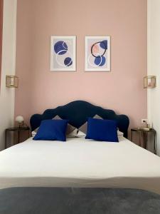 佛罗伦萨B&B Monteverdi L'Arancio的一间卧室配有一张带蓝色枕头的大床