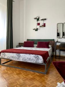 佛罗伦萨B&B Monteverdi L'Arancio的一间卧室配有一张带红色枕头的床
