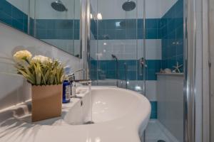 博萨Bosa Queen House的浴室配有白色水槽和淋浴。