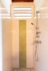 勒卡尔贝Le Palma Christi的浴室设有马赛克瓷砖墙和淋浴。