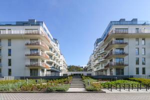 斯维诺乌伊希切ApartPark Baltic Home的人行道旁的一排公寓楼