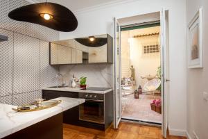 罗马Casavignoni luxury apartment with terrace的一个带水槽和淋浴的后门厨房