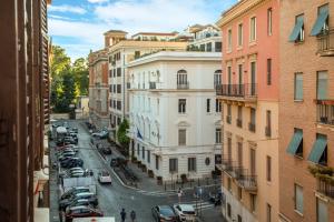 罗马Casavignoni luxury apartment with terrace的一条城市街道,有停车的汽车和建筑