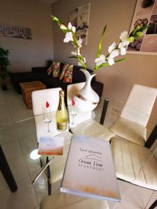 阿德耶Ocean View Apartment的一张桌子,上面放着一瓶葡萄酒和花瓶
