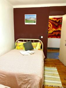 里斯本亚洲珠穆朗玛峰之家旅舍的一间卧室配有一张棕色墙壁的床