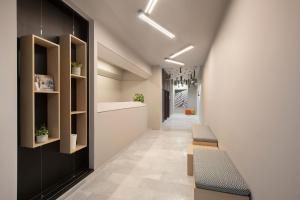 雅典Thisean Modern Suites By Athens Stay的一个带椅子的办公室走廊和走廊